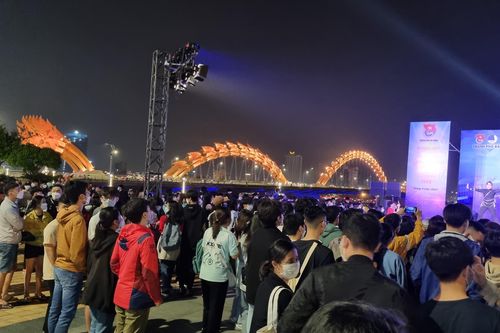 Người dân, du khách nườm nượp vui chơi đêm cuối tuần ở Đà Nẵng