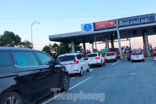 Ùn tắc kéo dài tại làn ETC trạm thu phí Pháp Vân - Ninh Bình do đâu?