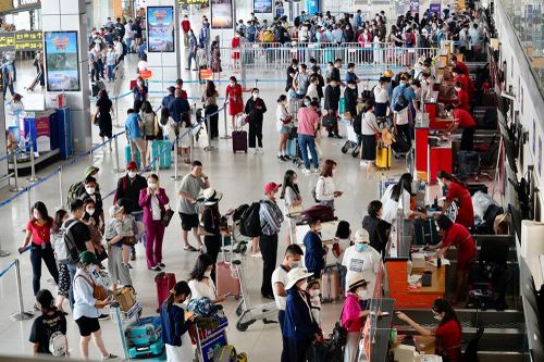 Sân bay Nội Bài, ga Hà Nội tấp nập khách ngày đầu nghỉ Giỗ Tổ