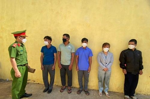 Bắt quả tang 10 đối tượng đang say sưa đánh bạc