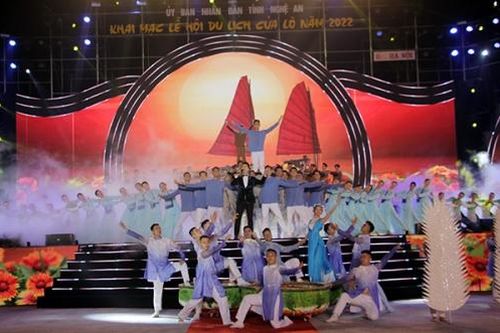 Nghệ An: Hàng nghìn du khách về với biển Cửa Lò trong đêm khai mạc du lịch 2022