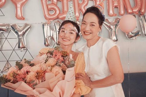 NSND Lê Khanh tự tay làm bánh kem mừng sinh nhật 'con gái' Kaity Nguyễn