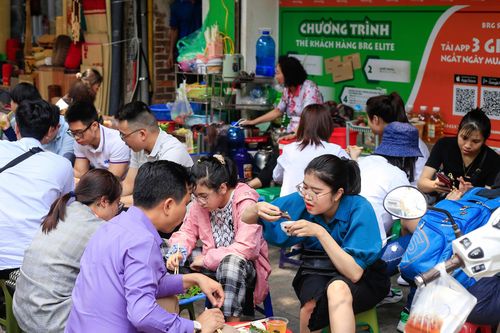 Khách ngồi tràn vỉa hè ăn sứa đỏ sống đầu hè