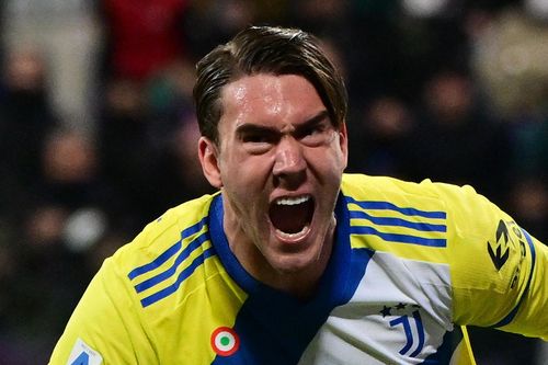 Vlahovic giúp Juventus ngược dòng trước Cagliari