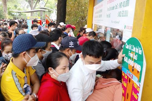 Xếp hàng nhiều giờ ở cổng Thảo Cầm Viên chờ mua vé dịp lễ