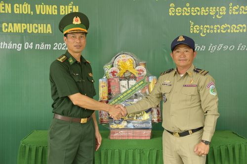 Biên phòng Kiên Giang chúc Tết cổ truyền các lực lượng vũ trang Campuchia