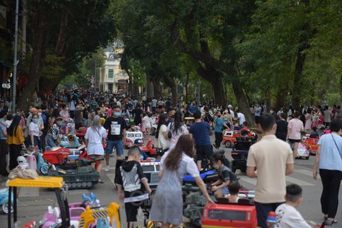 Phố đi bộ Hồ Gươm đông nghẹt người trong ngày nghỉ lễ Giỗ Tổ Hùng Vương