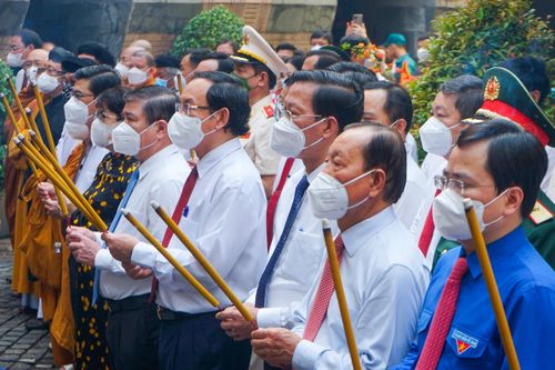 Người dân TPHCM thành kính hướng về Quốc Tổ Hùng Vương