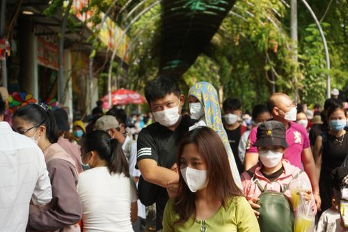 Nườm nượp người kéo đến Thảo Cầm Viên Sài Gòn trong ngày giỗ tổ Hùng Vương