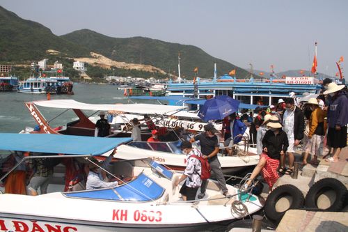 Nha Trang đông nghẹt du khách dịp Giỗ Tổ Hùng Vương