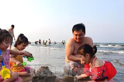 Cửa Lò 'hồi sinh', du khách đông nghịt sau 2 năm 'ngủ đông'