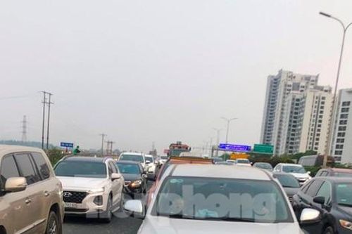 Trạm thu phí và đường về Hà Nội tắc trong ngày nghỉ lễ thứ hai
