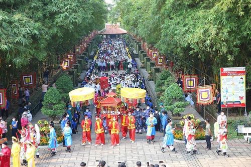 Lãnh đạo và hàng ngàn người dân TP.HCM dâng hương Giỗ Tổ Hùng Vương