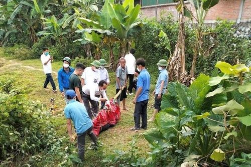 Phát hiện người đàn ông tử vong dưới mương nước