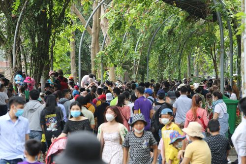 Biển người chen nhau ở Thảo cầm viên Sài Gòn trong ngày Giỗ Tổ