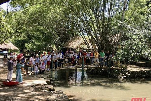 Hàng nghìn du khách đến tham quan suối cá Cẩm Lương trong kỳ nghỉ lễ