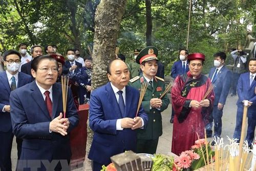 Chủ tịch nước Nguyễn Xuân Phúc dâng hương tưởng niệm các Vua Hùng