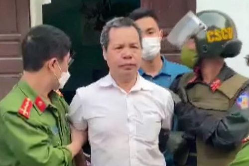 Cầm hung khí xông thẳng vào trụ sở gây thương tích cho cán bộ xã