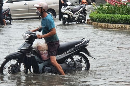 Mưa cực lớn, TP Bạc Liêu chìm trong biển nước, xe tắt máy hàng loạt