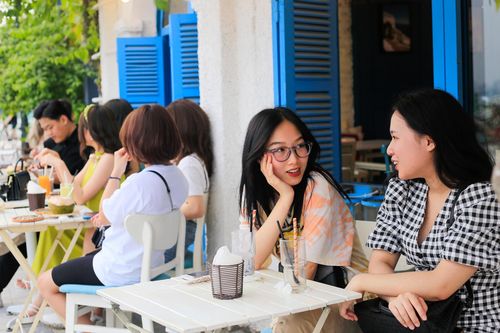 Các quán cà phê ven hồ ở Hà Nội kín chỗ dịp giỗ Tổ