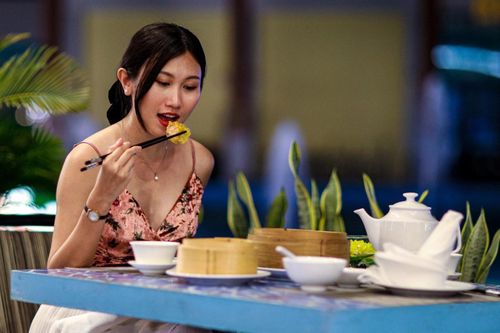 Những người trẻ ở TP.HCM sáng đi làm, tối ở nhà trong ngày lễ