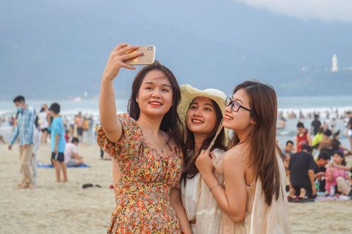 Biển Đà Nẵng đông nghịt khách những ngày nghỉ lễ