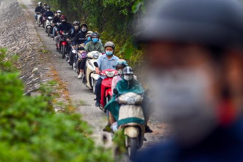 Người dân tránh đường lớn, len lỏi lối nhỏ về Hà Nội sau nghỉ lễ