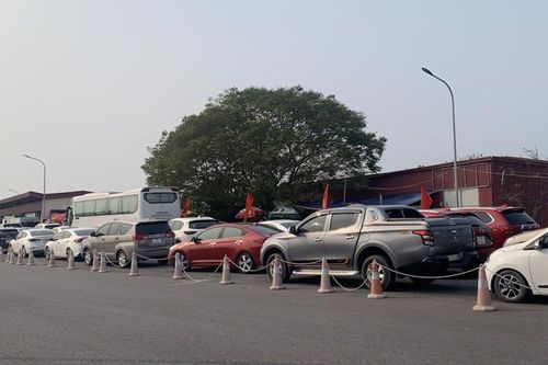 Phà Gót - Cái Viềng ùn tắc kéo dài