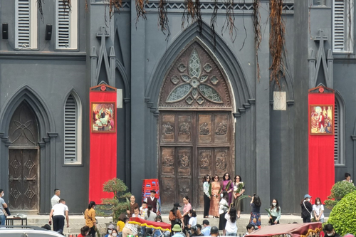 Nhà thờ Lớn Hà Nội mang diện mạo mới trong kỳ nghỉ lễ