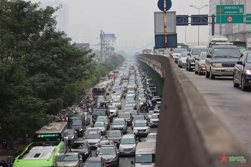 Người dân tấp nập trở về Thủ đô sau kỳ nghỉ lễ Giỗ Tổ Hùng Vương 2022