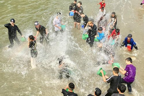 Tưng bừng 'Lễ hội té nước' ở Lai Châu
