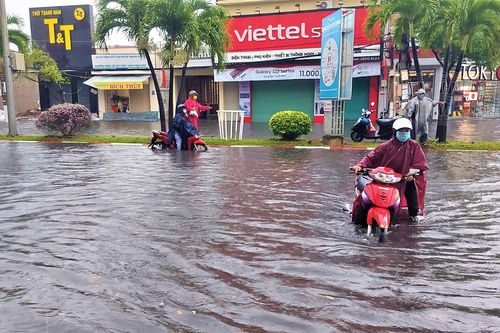 Mưa lớn kéo dài, đường phố Bạc Liêu ngập trong biển nước
