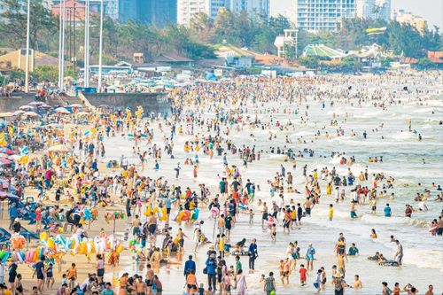 Du khách đến Vũng Tàu tăng gấp 3 lần, Bình Thuận 'cháy phòng'