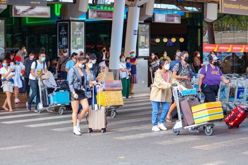 Xếp hàng dài ở sân bay Tân Sơn Nhất đợi taxi sau kỳ nghỉ lễ