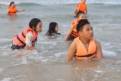 Biển Hà Tĩnh đông kín người dịp nghỉ lễ