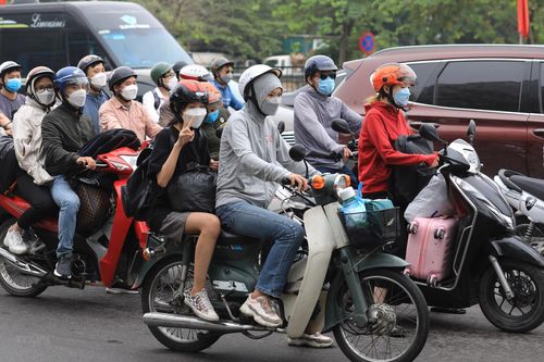 Hết kỳ nghỉ lễ, người dân tấp nập trở lại Thủ đô