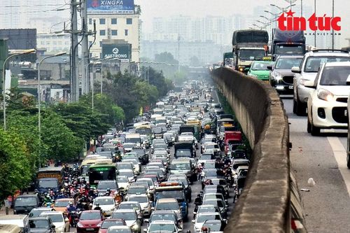 Ngày cuối kỳ nghỉ lễ Giỗ Tổ: Giao thông ùn tắc trên nhiều tuyến đường đổ về Thủ đô