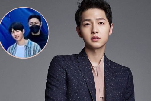 Song Joong Ki bị chụp lén ở hậu trường phim mới: Nhan sắc y như học sinh cấp 3 khiến ai cũng xuýt xoa