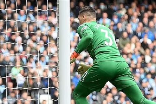 Thủ môn của Man City khiến CĐV đội nhà 'dở khóc, dở cười'