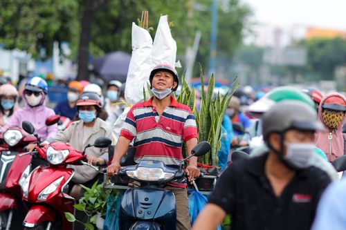 Cửa ngõ TP.HCM kẹt xe hàng giờ ngày đầu đi làm sau kỳ nghỉ lễ giỗ Tổ
