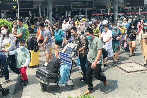 Người dân tấp nập trở lại Hà Nội, TPHCM sau đợt nghỉ lễ