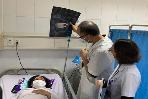 Một phụ nữ nguy cơ mù mắt vì tiêm filler nâng mũi chỗ 'người quen'