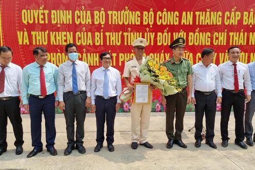Trao quyết định thăng quân hàm vượt cấp cho Trung úy xả thân cứu 4 người