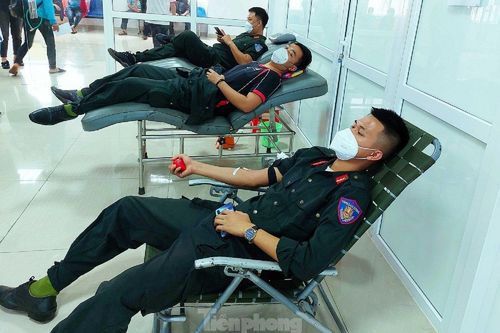 Chiến sĩ Cảnh sát cơ động kịp thời hiến máu cứu nam sinh gặp nạn