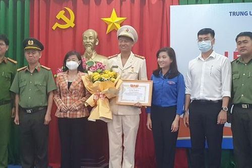 Trung ương Đoàn tặng Huy hiệu Tuổi trẻ dũng cảm cho cán bộ Công an cứu 4 người đuối nước