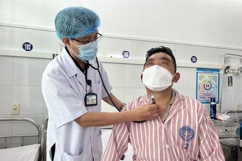 Gắp thành công viên thuốc còn nguyên vỏ trong khí quản bệnh nhân