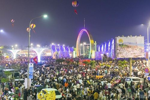Biển Cửa Lò 'nóng' trở lại, người làm dịch vụ vui mừng
