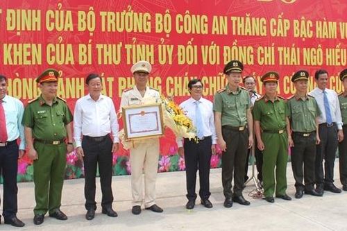 Trao Quyết định của Bộ trưởng về thăng cấp hàm vượt bậc cho đồng chí Thái Ngô Hiếu