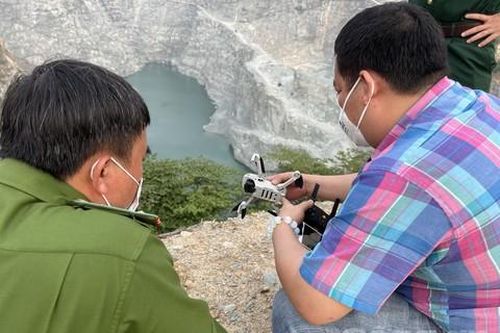 Cận cảnh công an bay flycam, kéo dây đưa thi thể khỏi vực sâu 100 mét