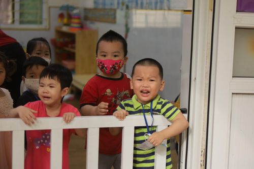 Trẻ mầm non ở Hà Nội khóc, cười ngày trở lại trường